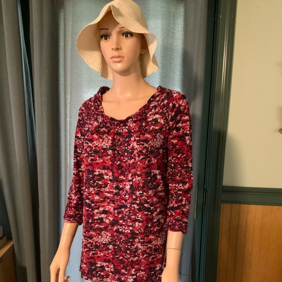 New woman’s top. - Picture 2 of 5